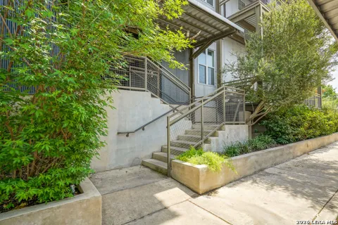 831 S Flores #3202