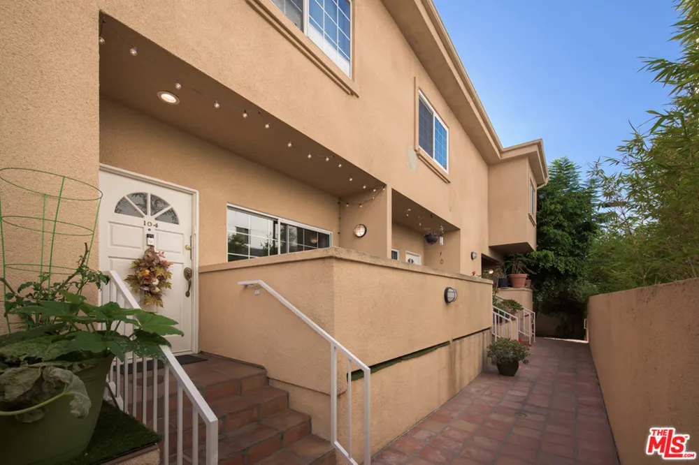 5241 Vantage Avenue #104 Valley Village, CA 91607
