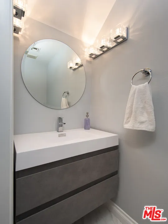 5241 Vantage Avenue #104 Valley Village, CA 91607