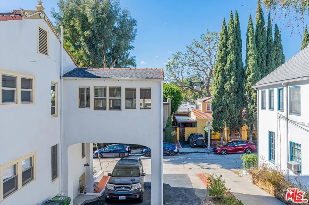 2146 Beachwood Terrace Los Angeles, CA 90068
