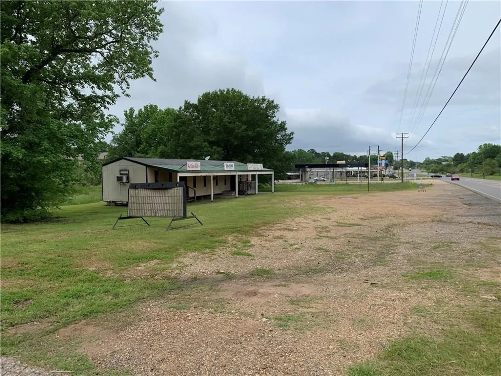 947 S Pine Street Vivian, LA 71082