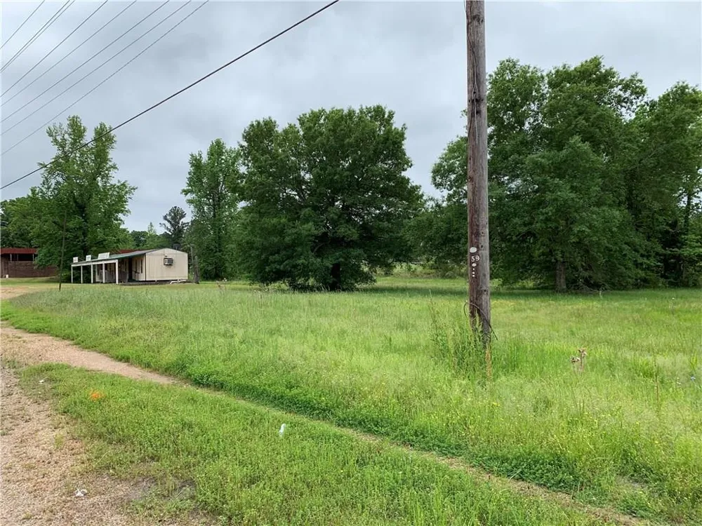 947 S Pine Street Vivian, LA 71082