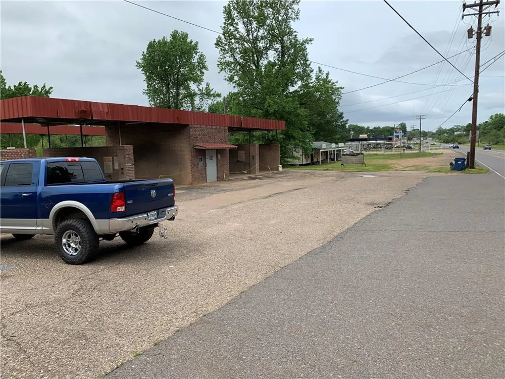 947 S Pine Street Vivian, LA 71082
