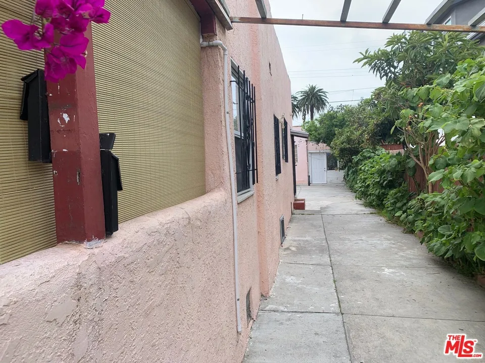 2323 REDONDO BOULEVARD #2 Los Angeles, CA 90016