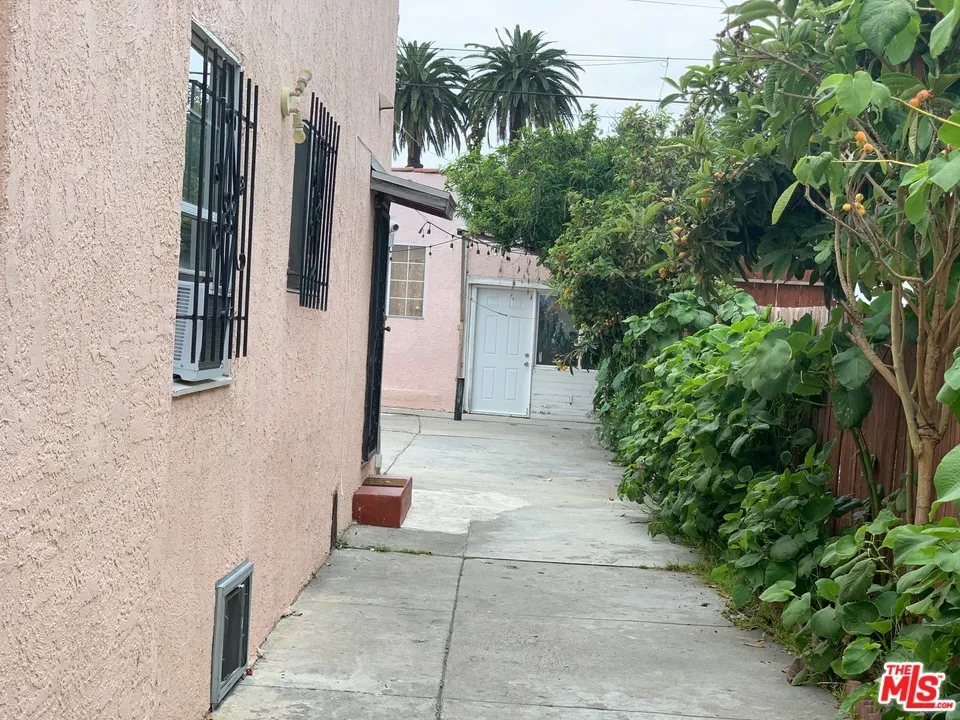 2323 REDONDO BOULEVARD #2 Los Angeles, CA 90016