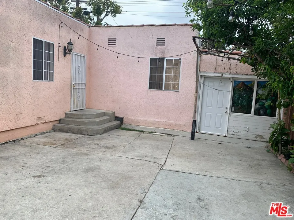 2323 REDONDO BOULEVARD #2 Los Angeles, CA 90016