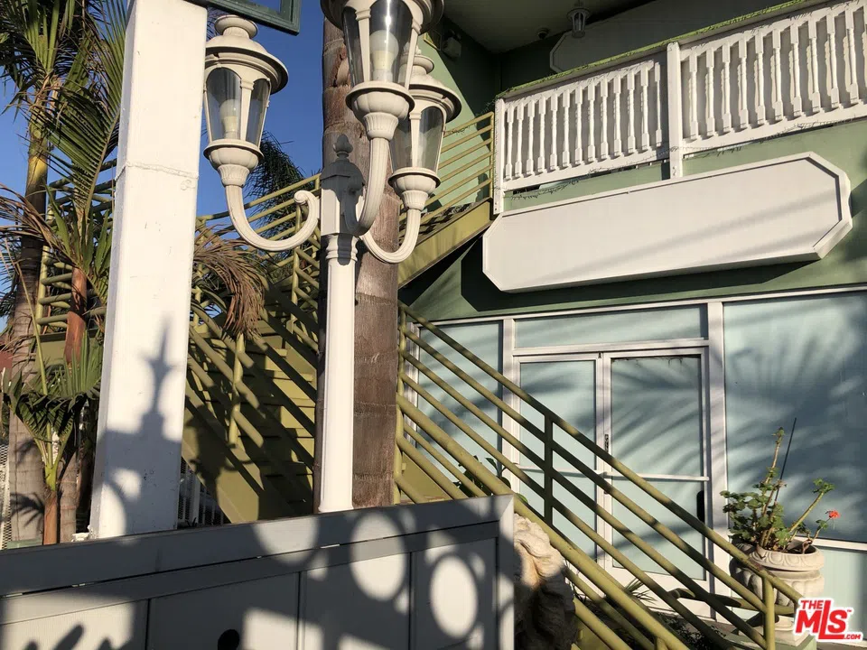 1702 S Hoover Street Los Angeles, CA 90006