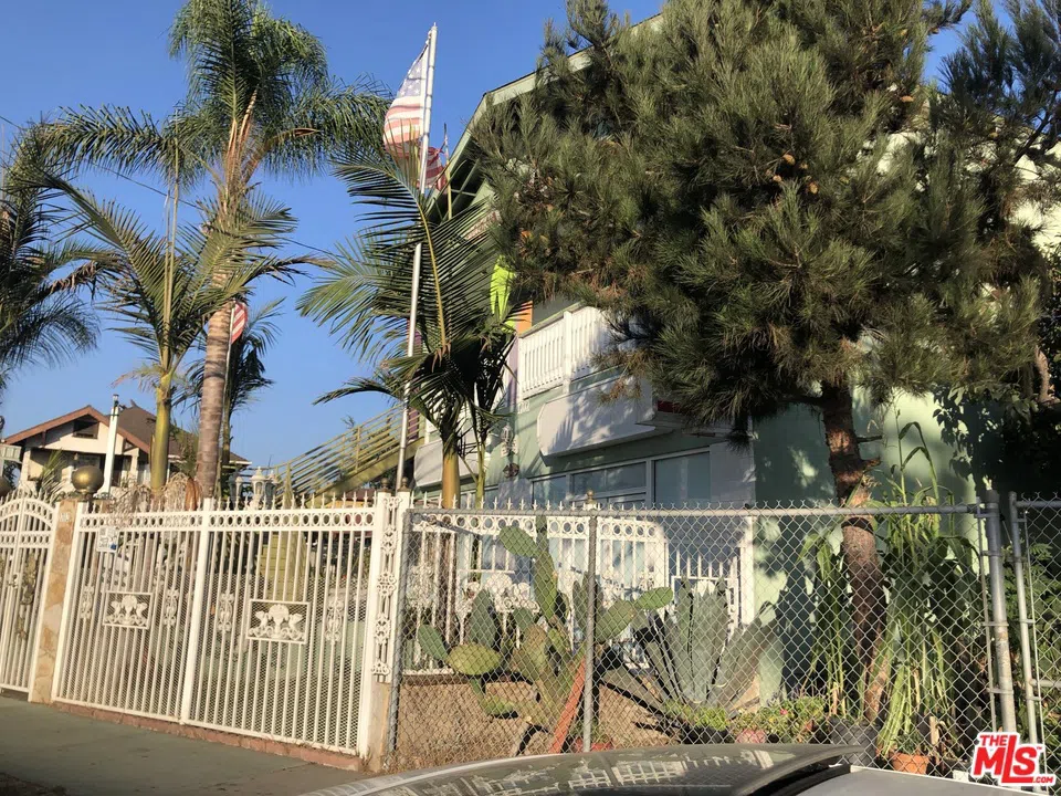 1702 S Hoover Street Los Angeles, CA 90006