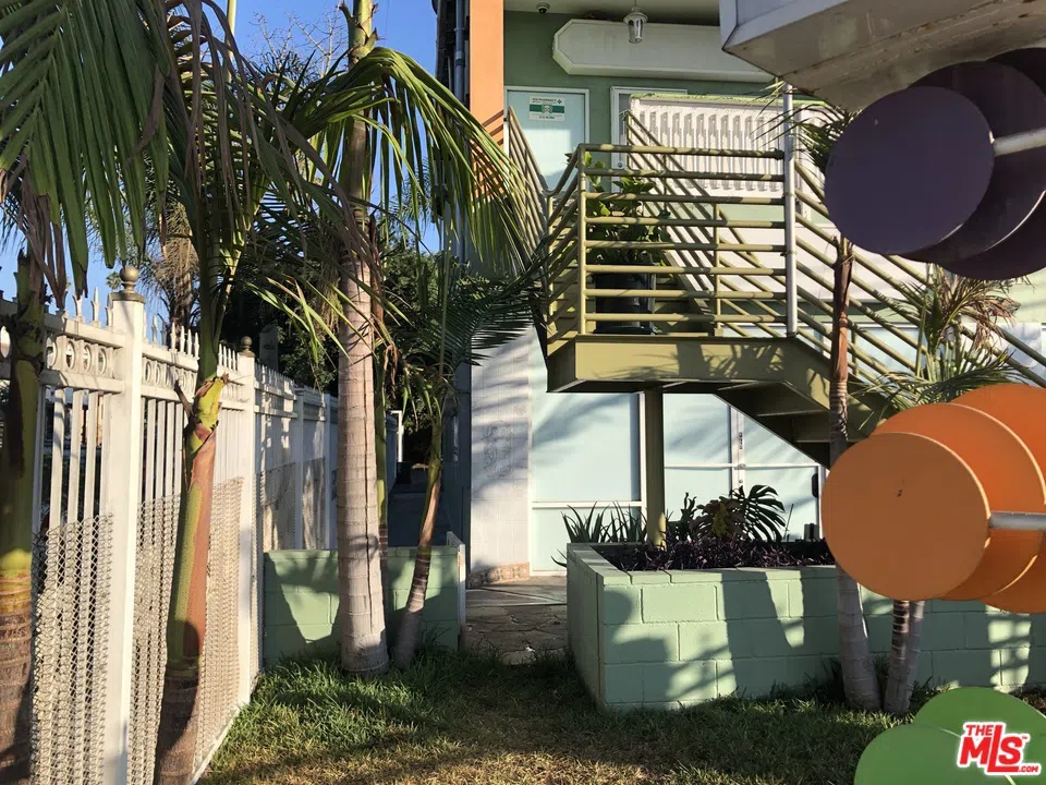 1702 S Hoover Street Los Angeles, CA 90006