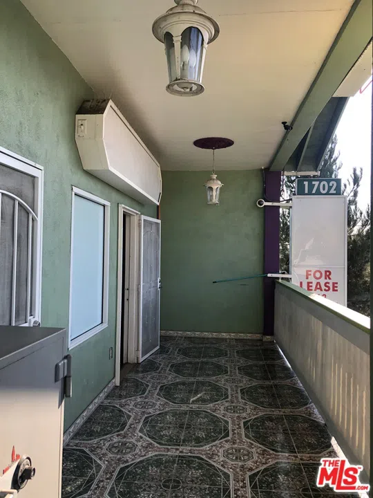 1702 S Hoover Street Los Angeles, CA 90006