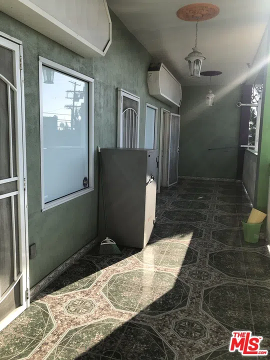 1702 S Hoover Street Los Angeles, CA 90006