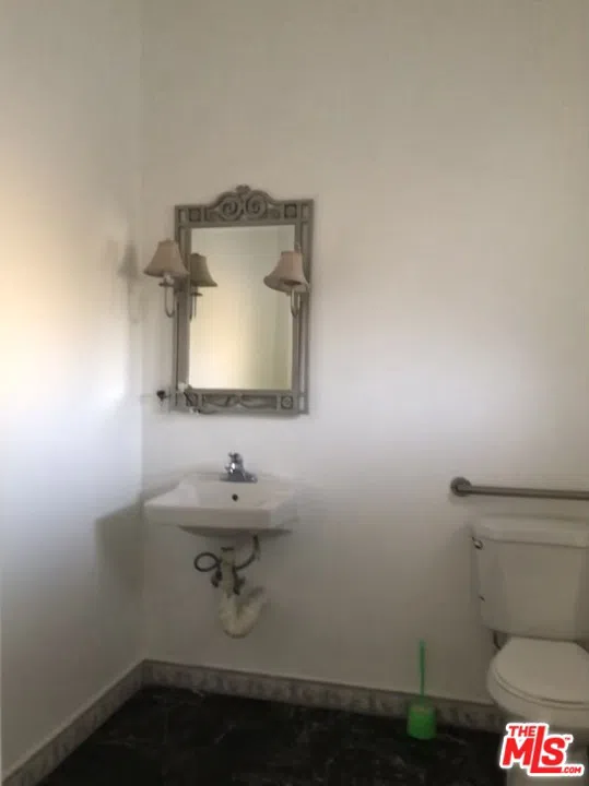 1702 S Hoover Street Los Angeles, CA 90006