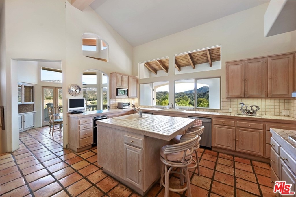 26763 Mulholland Calabasas, CA 91302