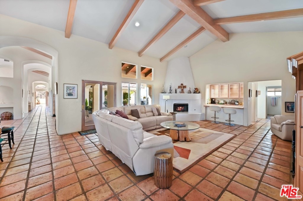 26763 Mulholland Calabasas, CA 91302