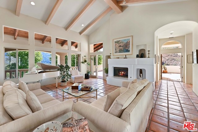 26763 Mulholland Calabasas, CA 91302