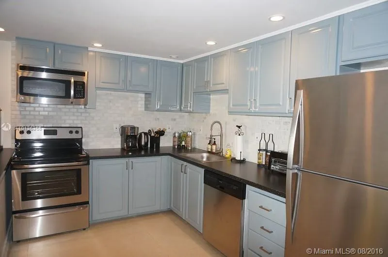 19370 COLLINS AV SEASONAL #923 Sunny Isles Beach, FL 33160