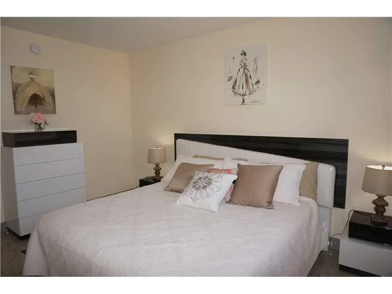 19370 COLLINS AV SEASONAL #1611 Sunny Isles Beach, FL 33160