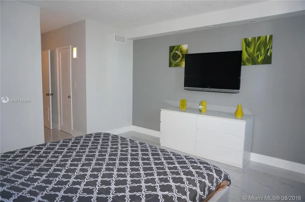 19370 COLLINS AV SEASONAL #1417 Sunny Isles Beach, FL 33160