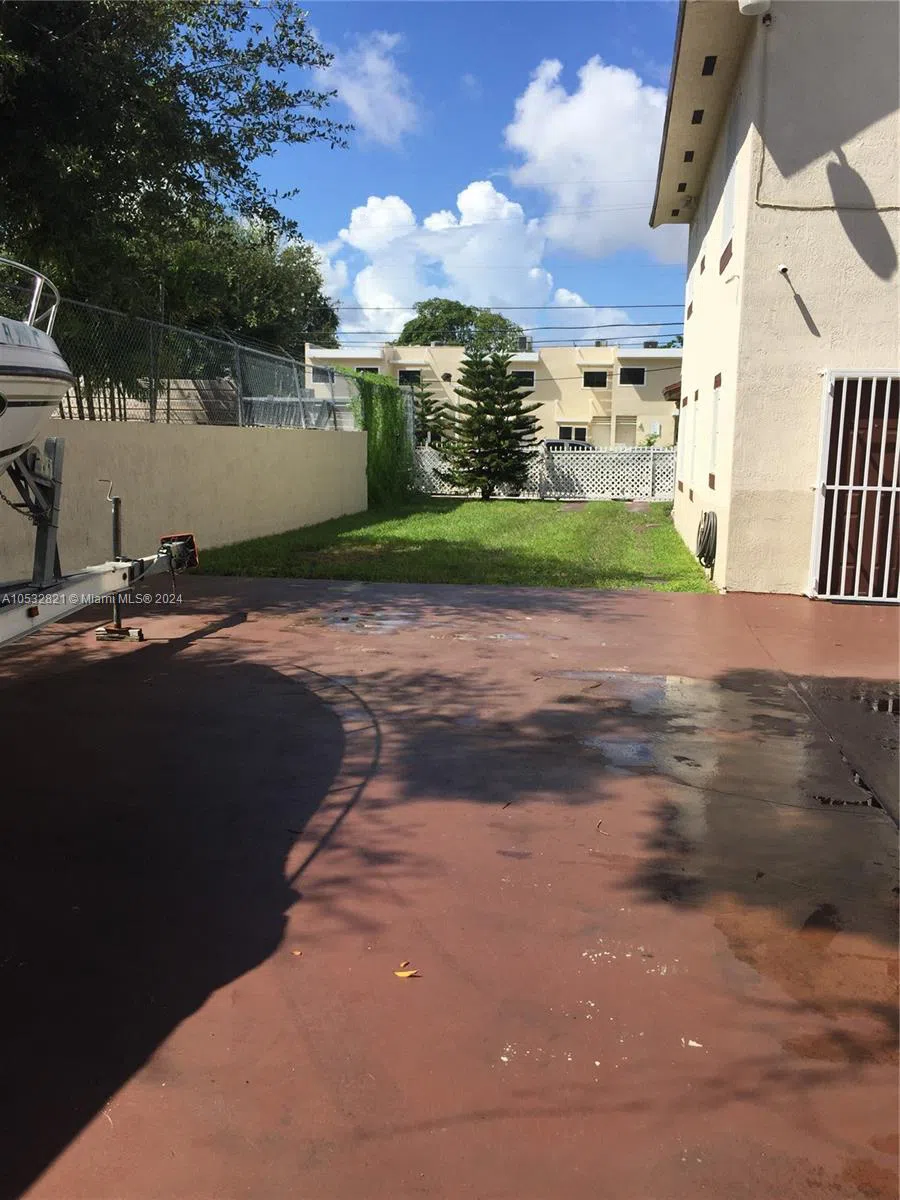 160 NW 27th St Miami, FL 33127
