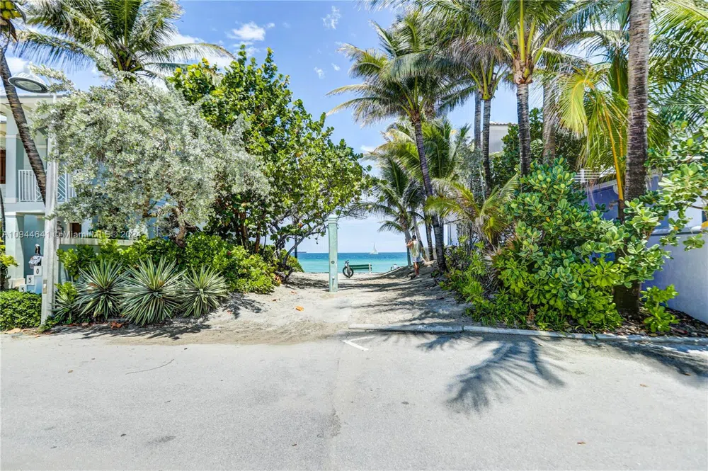 309 Oak St Hollywood, FL 33019