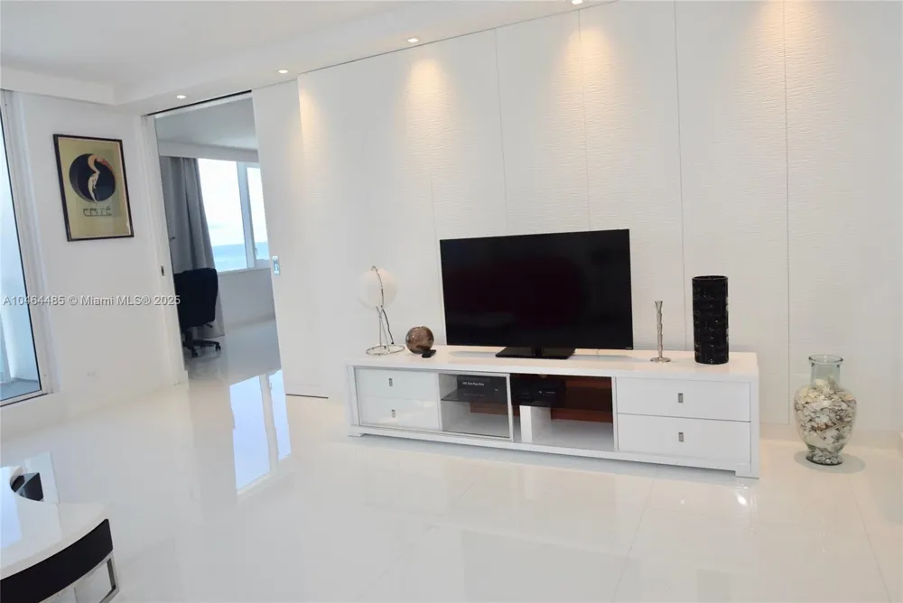 2301 Collins Ave #815/814 Miami Beach, FL 33139