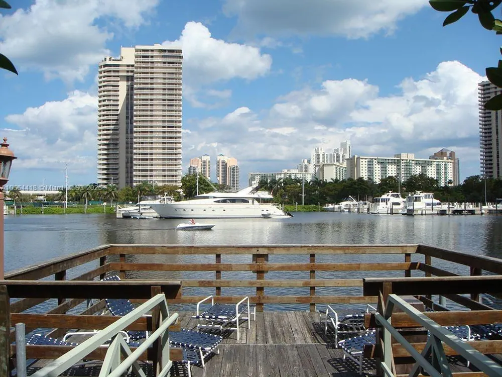 19701 E Country Club Dr #5606 Aventura, FL 33180