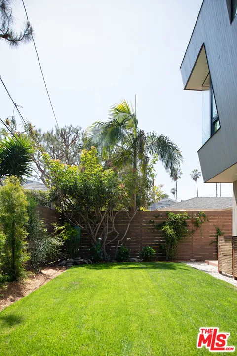 2412 Bryan Avenue Venice, CA 90291