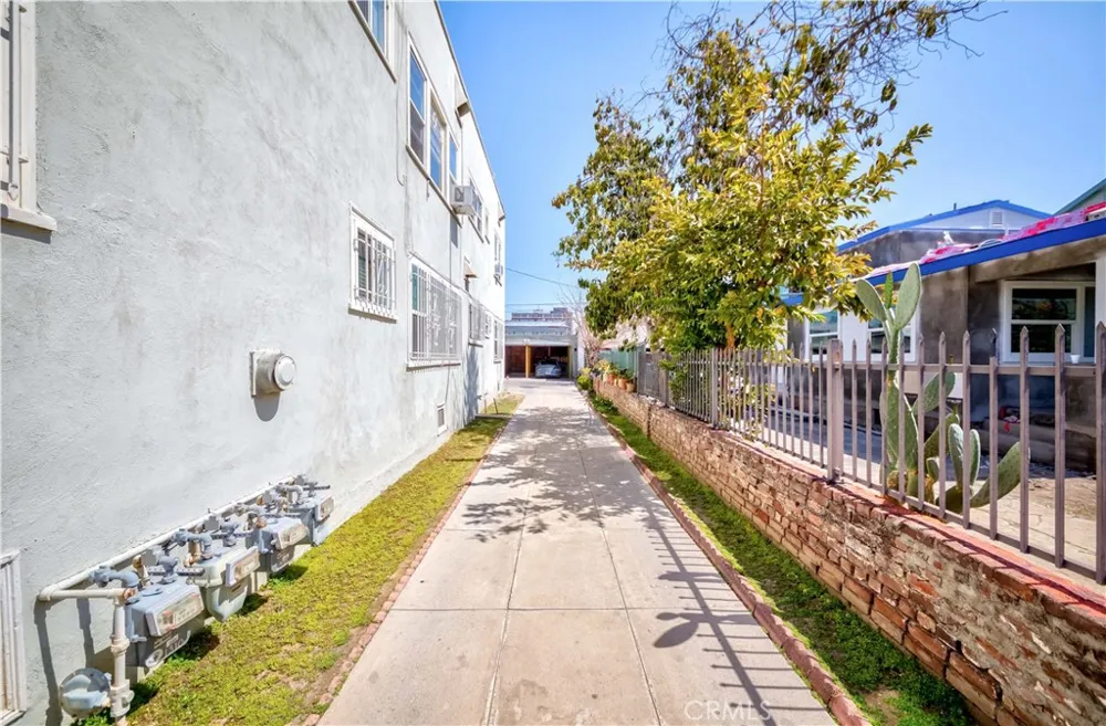 1308 S Van Ness Avenue Los Angeles, CA 90019