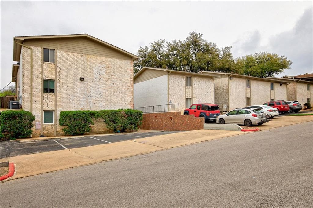 1304 Summit St #206 Austin, Texas 78741