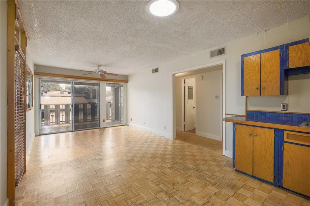 1304 Summit St #206 Austin, Texas 78741