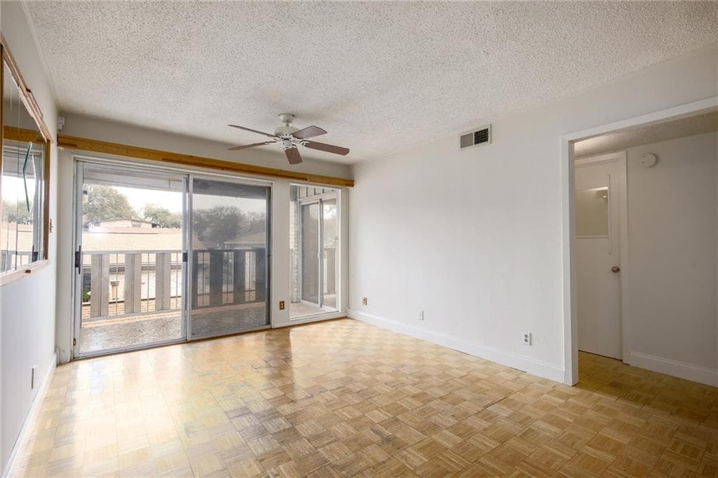 1304 Summit St #206 Austin, Texas 78741