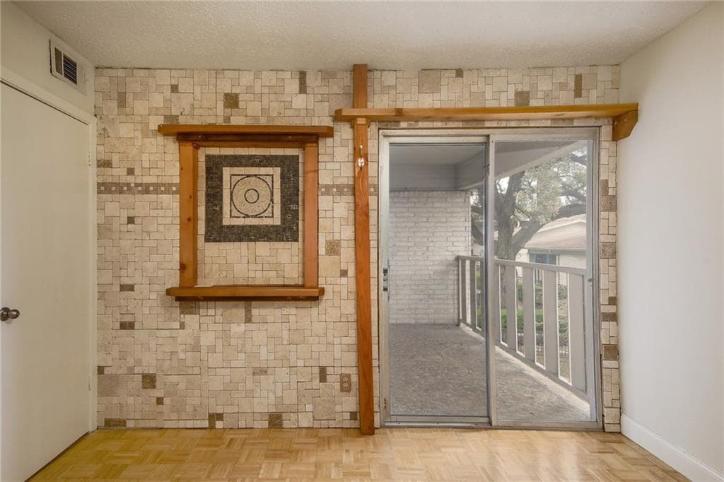 1304 Summit St #206 Austin, Texas 78741