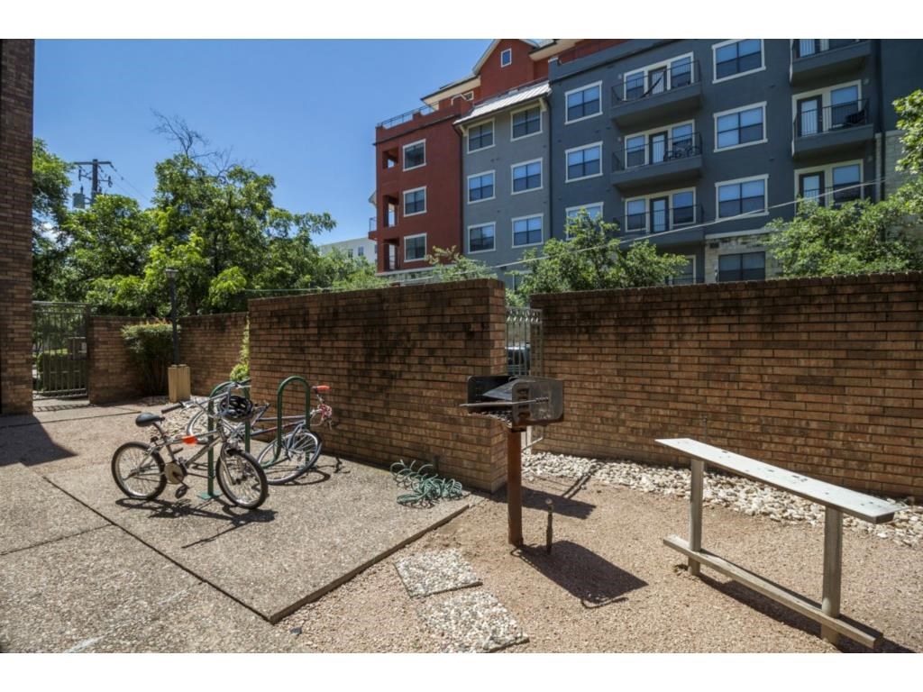 2210 Pearl #305 Austin, Texas 78705