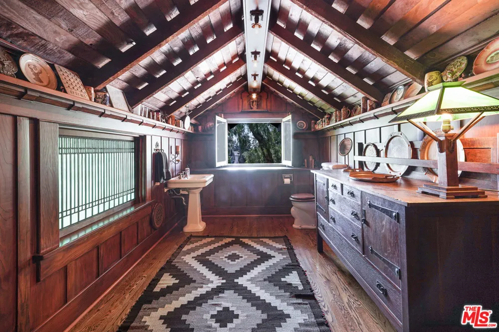 4311 Victoria Park Drive Los Angeles, CA 90019