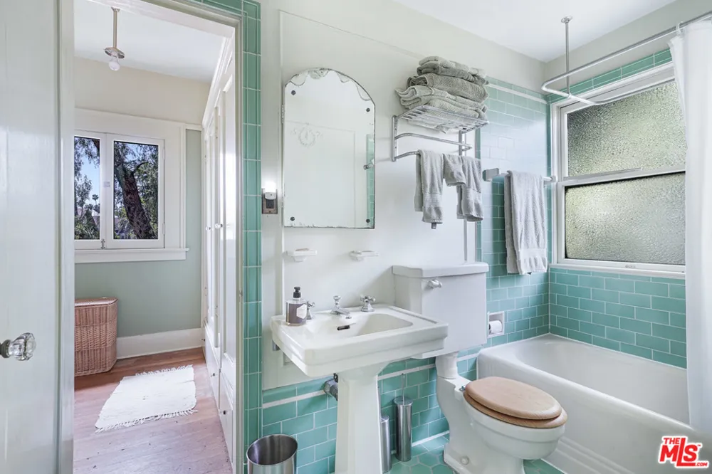 4311 Victoria Park Drive Los Angeles, CA 90019