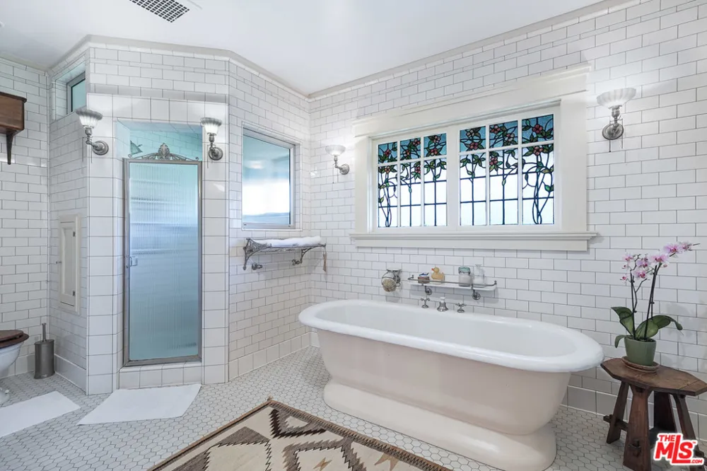 4311 Victoria Park Drive Los Angeles, CA 90019