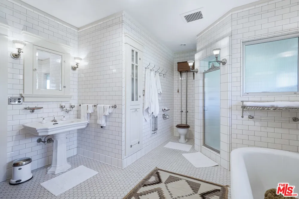 4311 Victoria Park Drive Los Angeles, CA 90019