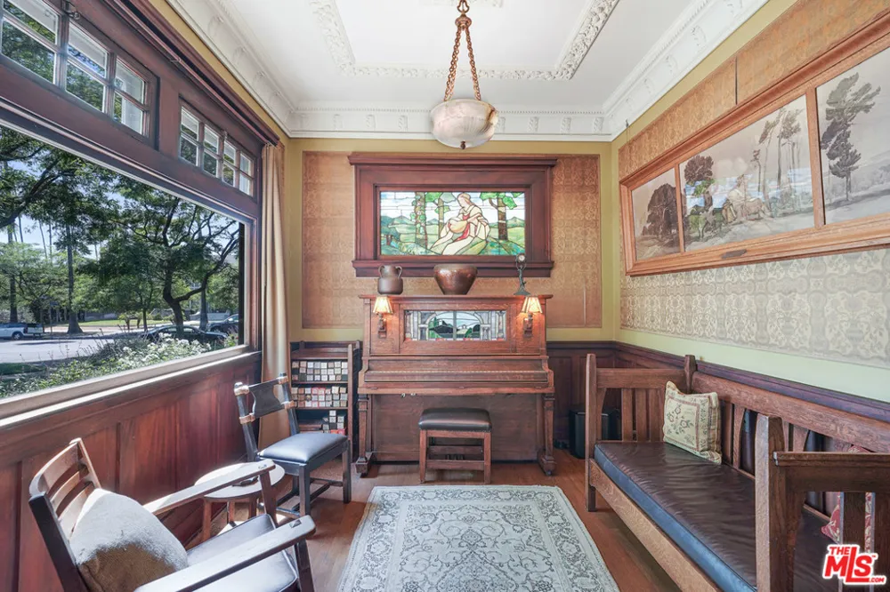 4311 Victoria Park Drive Los Angeles, CA 90019
