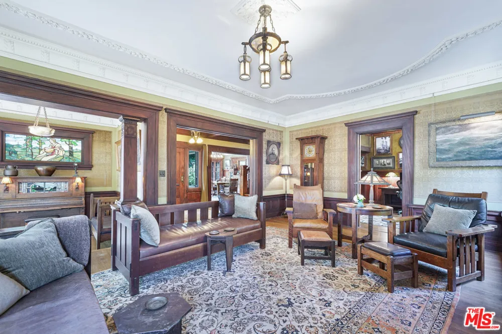 4311 Victoria Park Drive Los Angeles, CA 90019