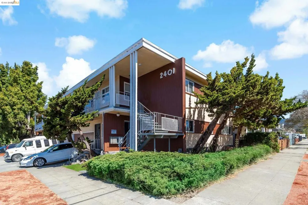2401 Bartlett St Oakland, CA 94601
