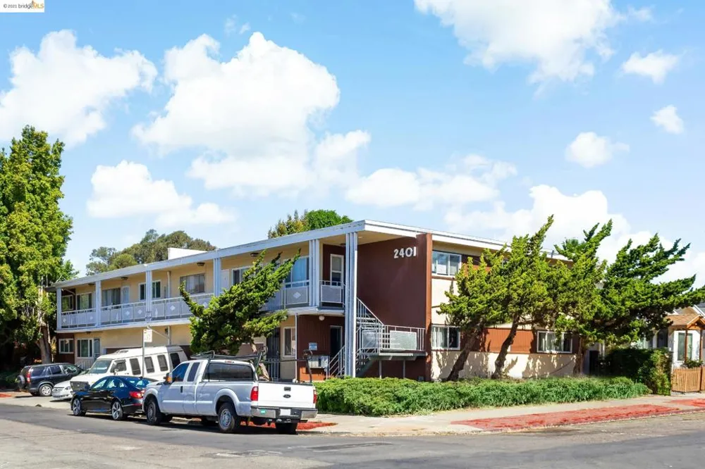 2401 Bartlett St Oakland, CA 94601