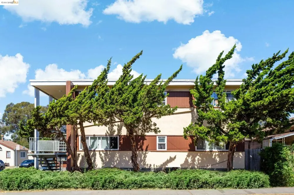2401 Bartlett St Oakland, CA 94601