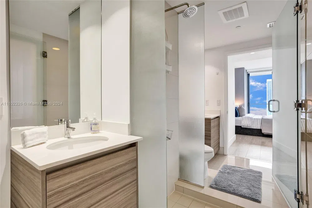 121 NE 34th St #2906 Miami, FL 33137