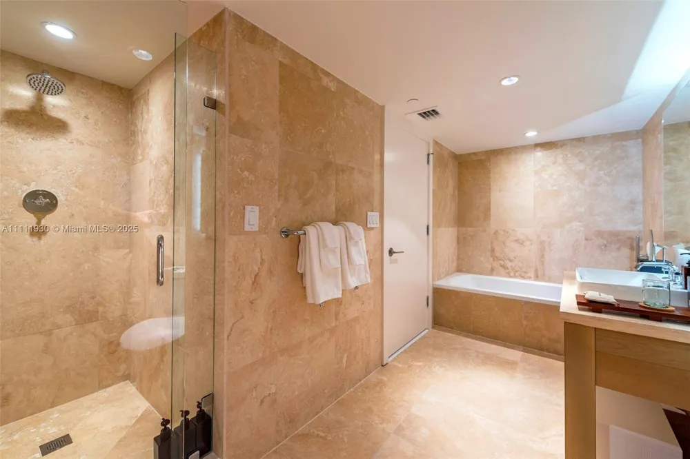 102 24th St #1106 Miami Beach, FL 33139