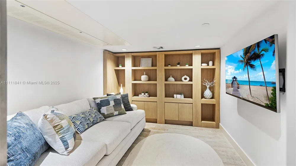 102 24th St #904 Miami Beach, FL 33139