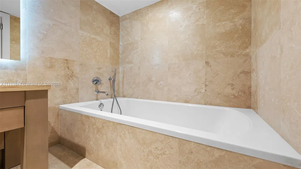 102 24th St #904 Miami Beach, FL 33139