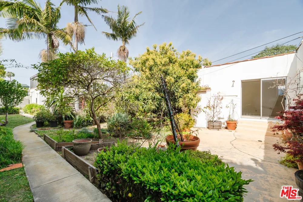 3875 Marcasel Avenue Los Angeles, CA 90066