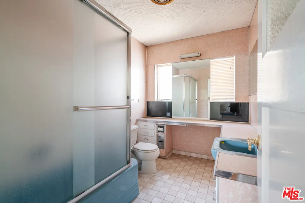 3875 Marcasel Avenue Los Angeles, CA 90066