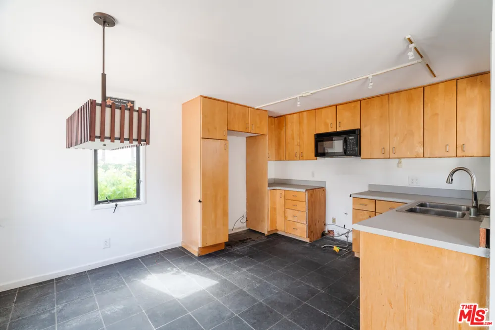 3875 Marcasel Avenue Los Angeles, CA 90066
