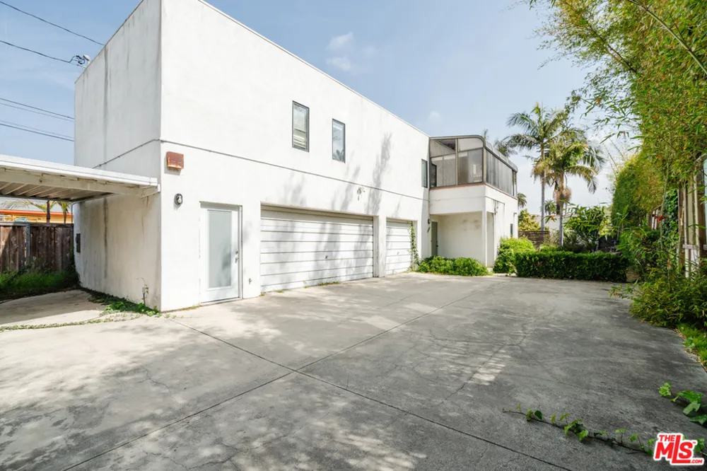3875 Marcasel Avenue Los Angeles, CA 90066